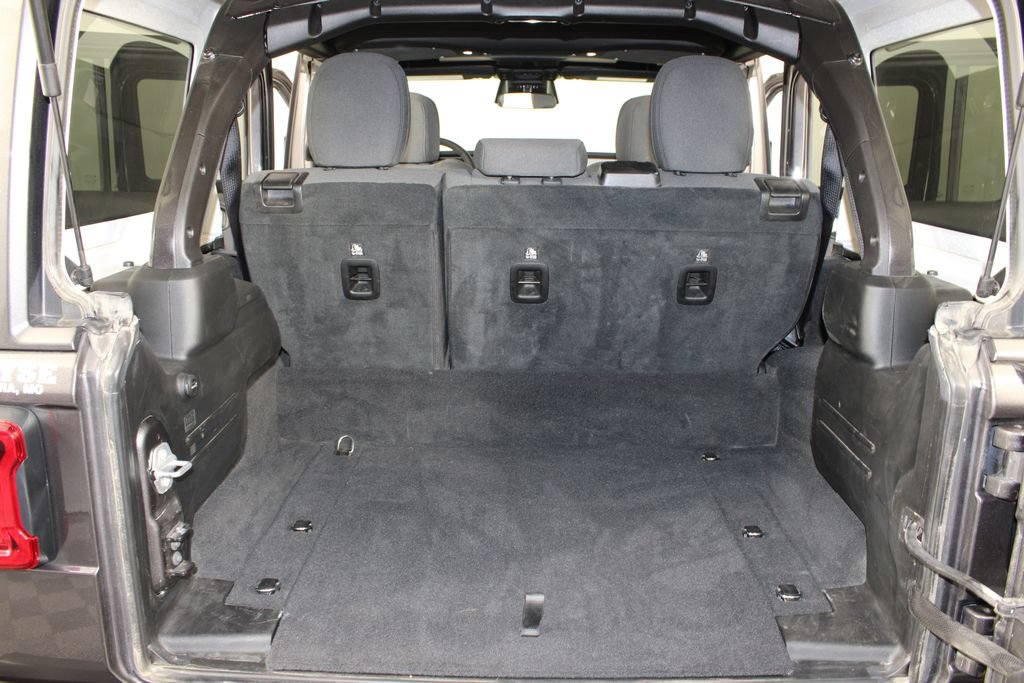 Used 2025 Jeep Wrangler Unlimited Sahara AWD/4WD image 16