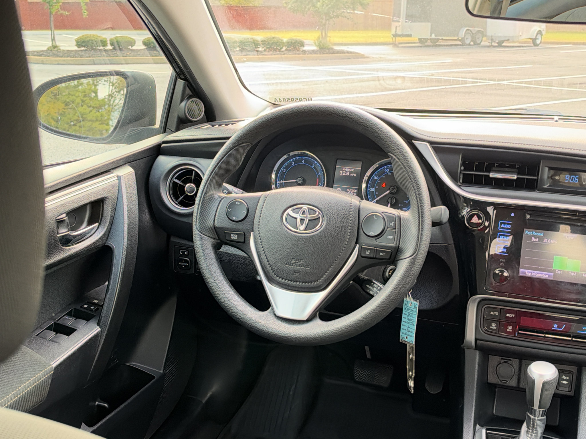 Used 2017 Toyota Corolla LE FWD image 18