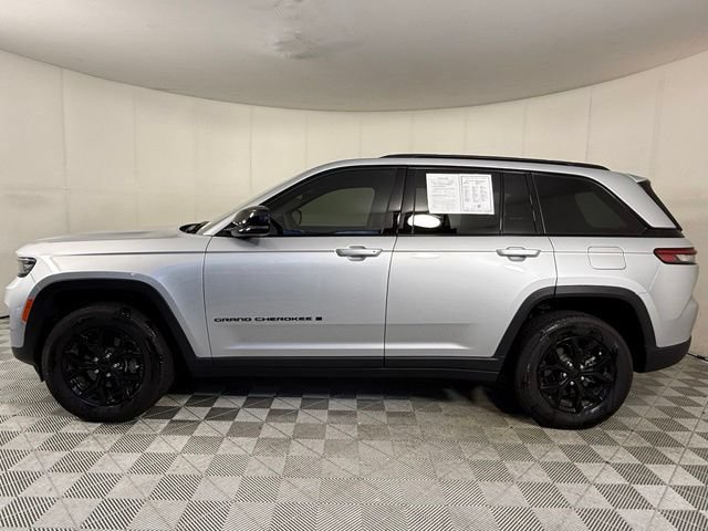 Used 2025 Jeep Grand Cherokee Altitude RWD image 3