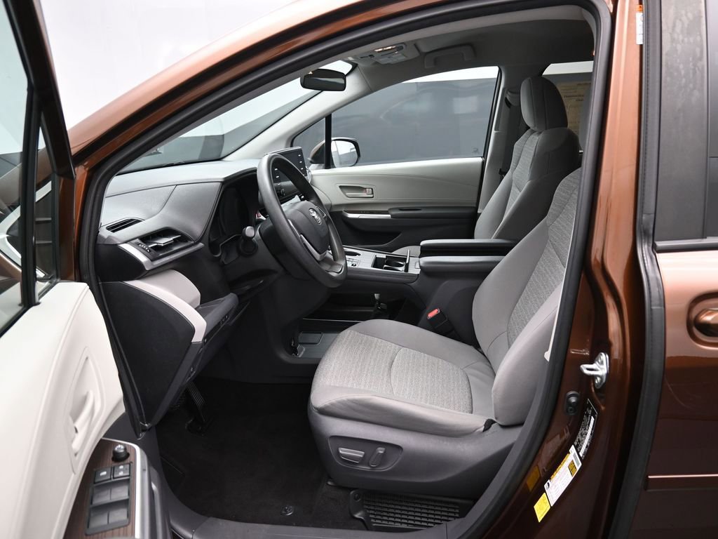 Certified 2021 Toyota Sienna LE FWD image 9