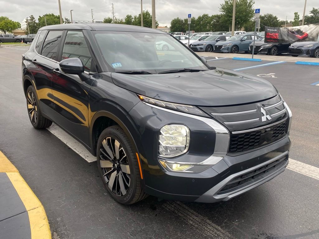 Used 2025 Mitsubishi Outlander SE FWD image 2
