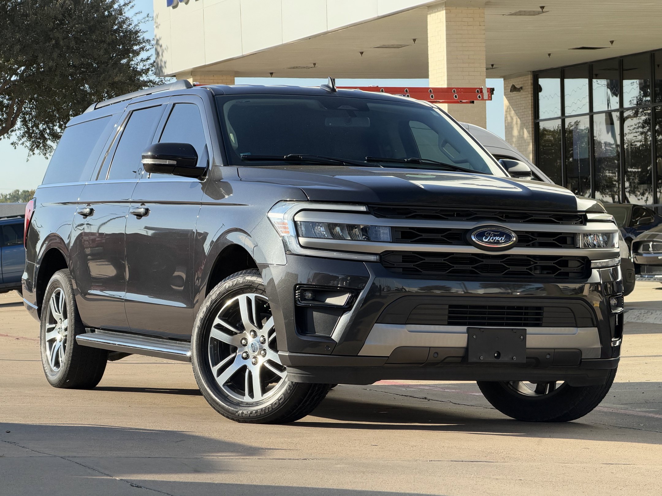 Used 2023 Ford Expedition Max XLT RWD image 2