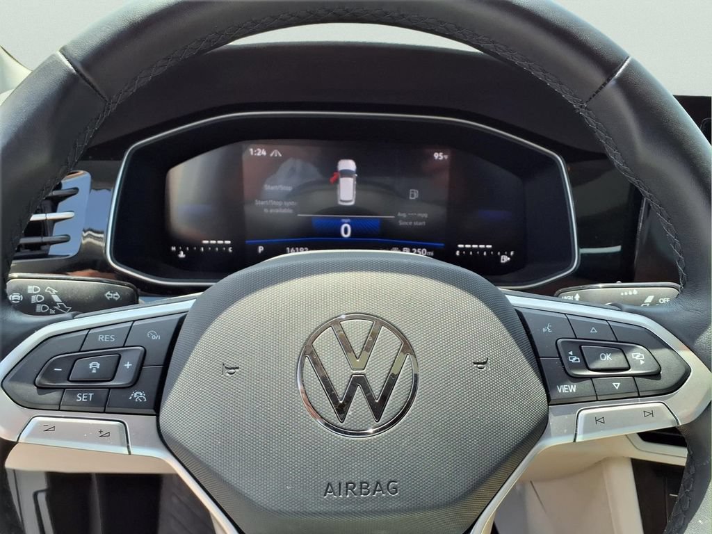 Used 2025 Volkswagen Jetta SE w/ Sunroof Package FWD image 17