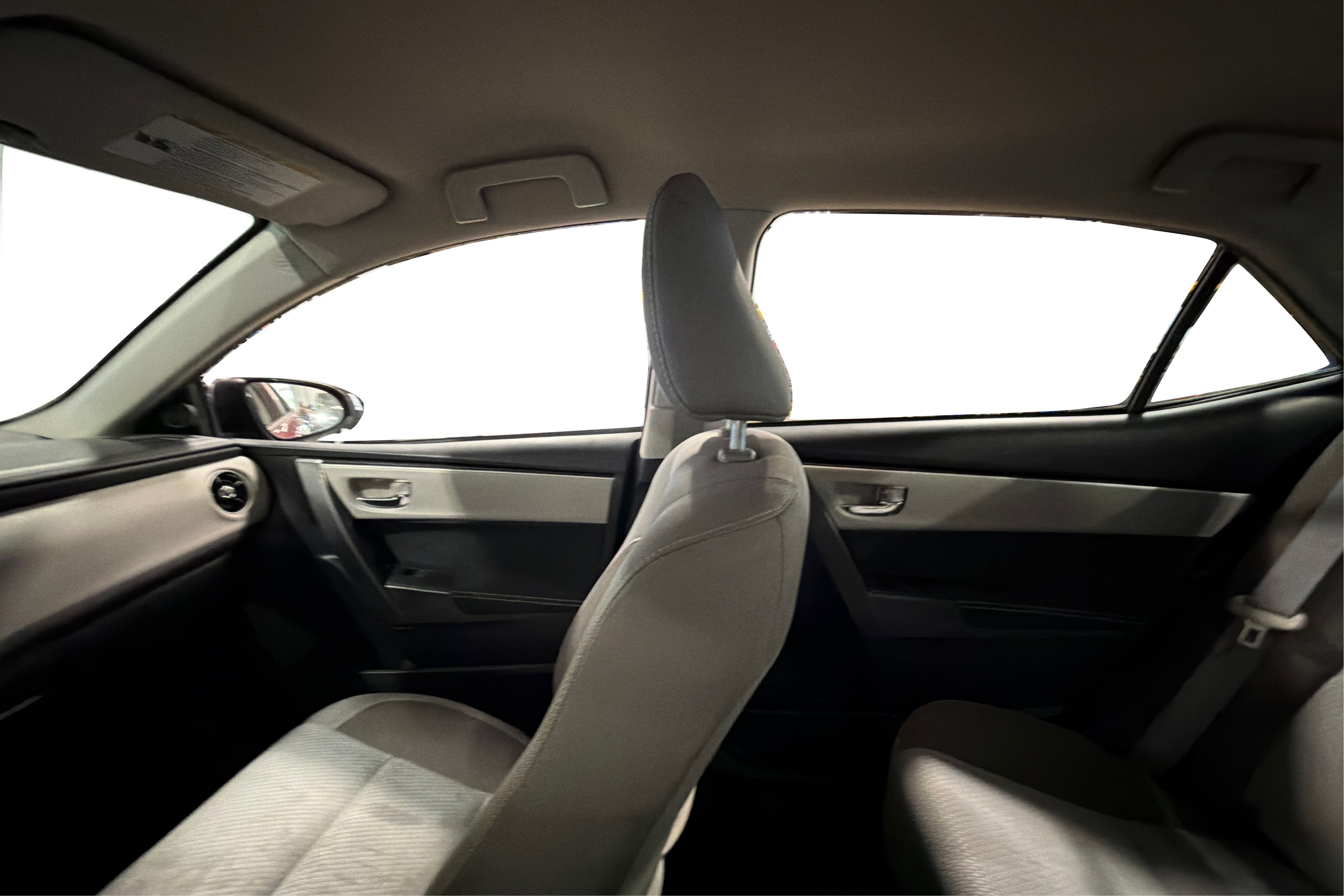 Used 2018 Toyota Corolla LE FWD image 35
