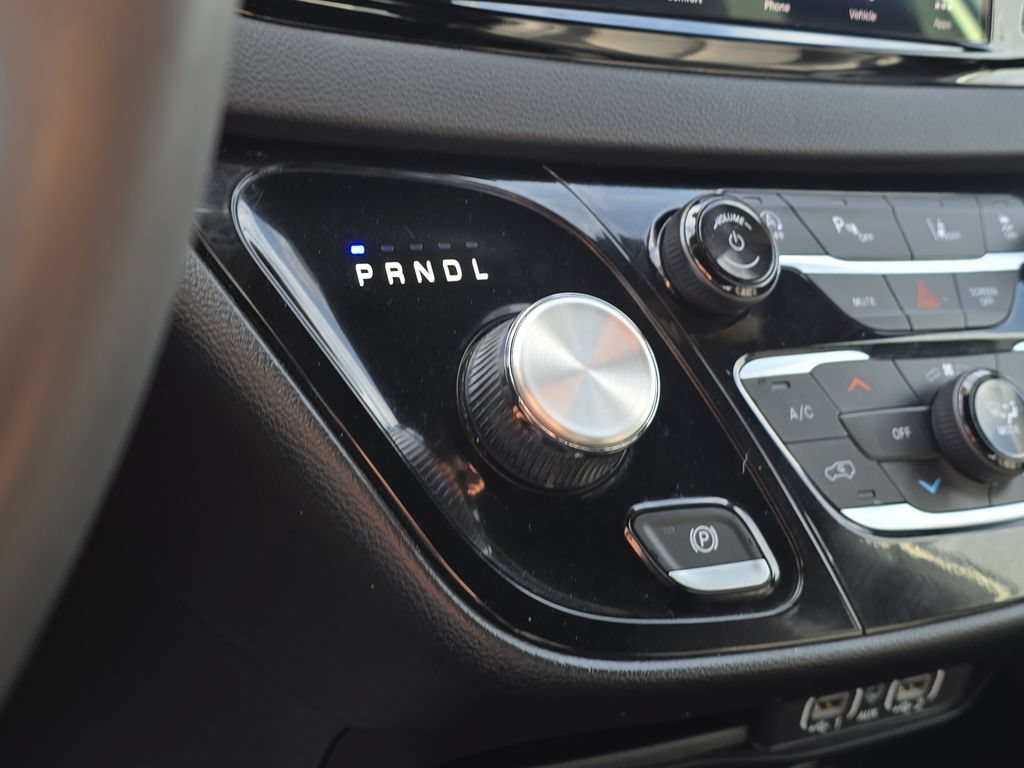 Used 2025 Chrysler Pacifica Select FWD image 25