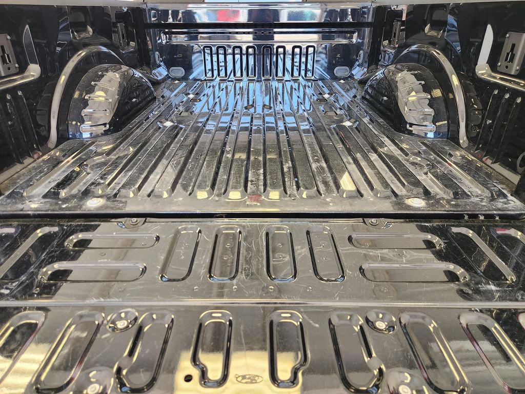 Used 2022 Ford F250 Platinum w/ FX4 Off-Road Package AWD/4WD image 33