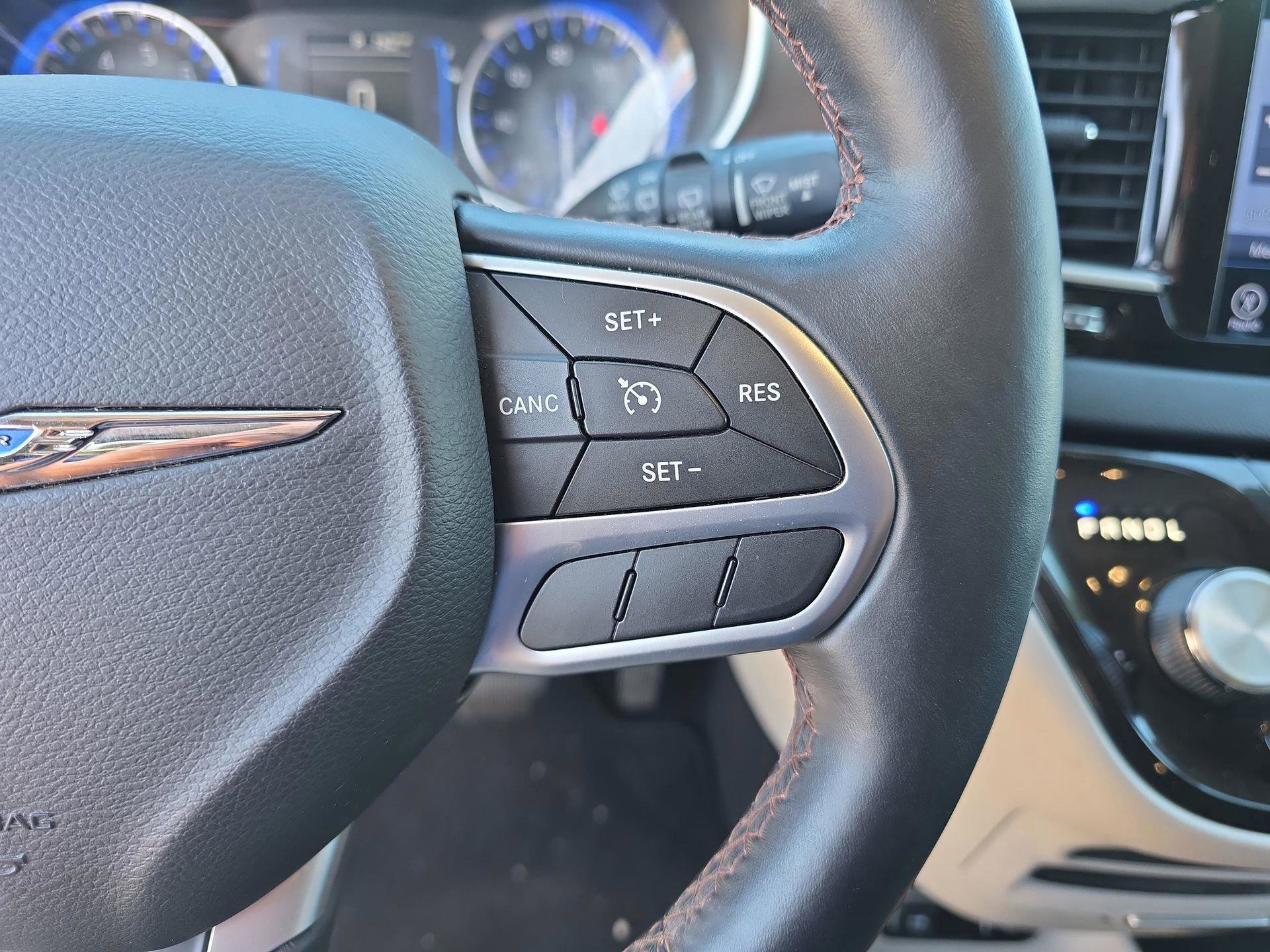 Used 2017 Chrysler Pacifica Touring-L image 35