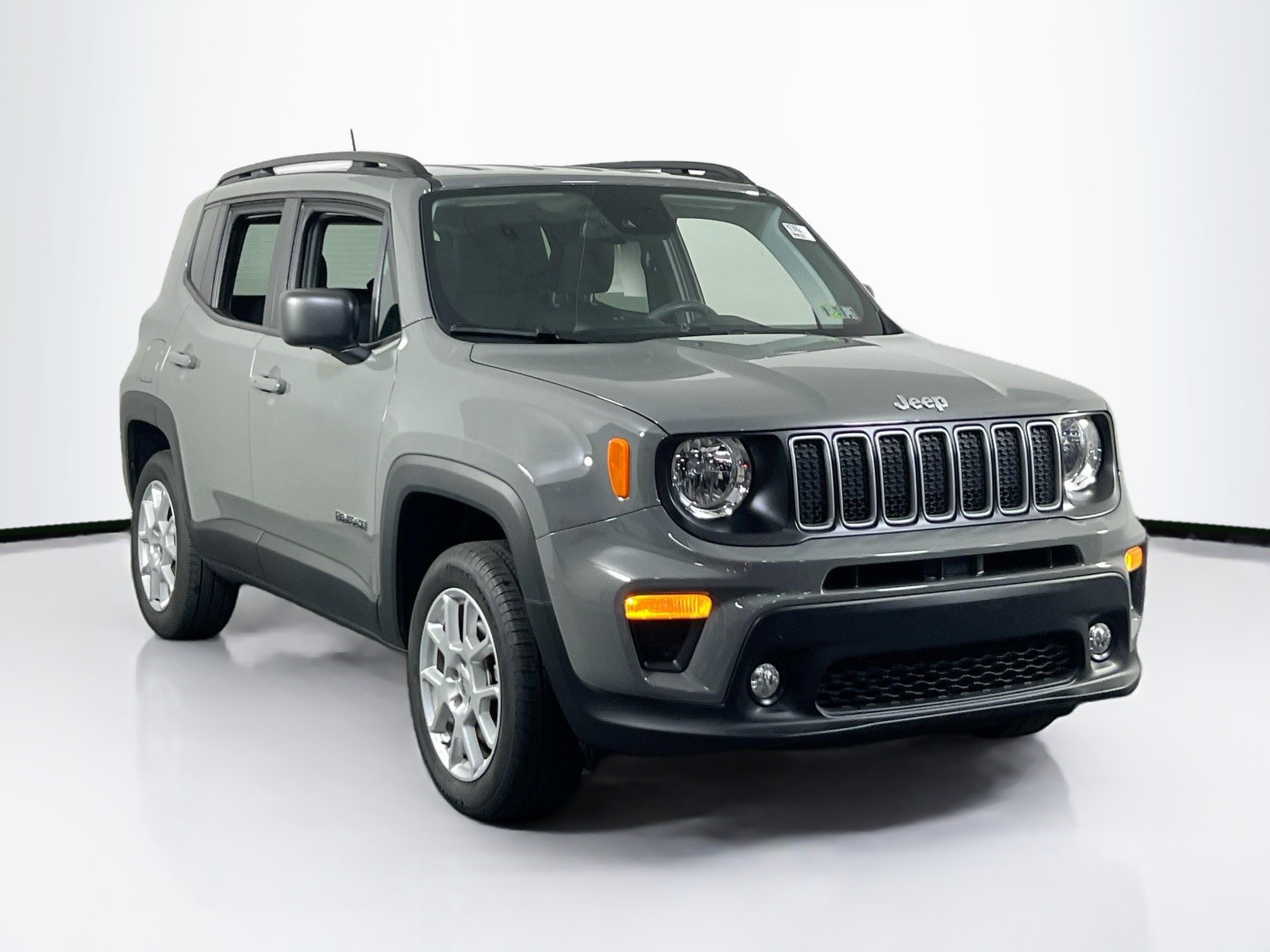 Used 2022 Jeep Renegade Latitude w/ Convenience Group image 3
