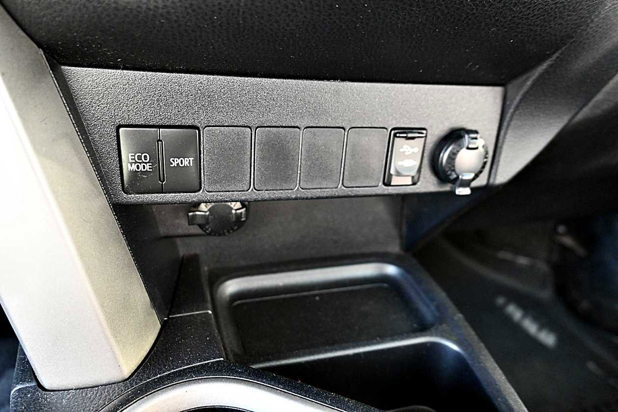 Used 2016 Toyota RAV4 XLE AWD/4WD image 26