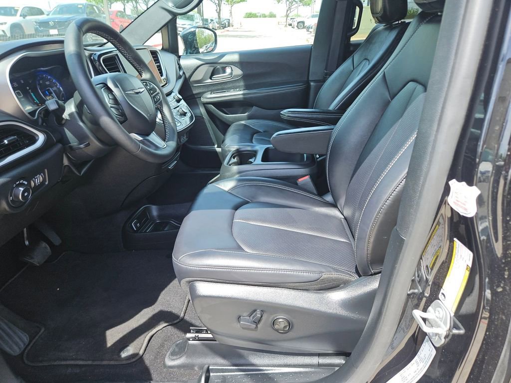 Used 2025 Chrysler Pacifica Select image 11