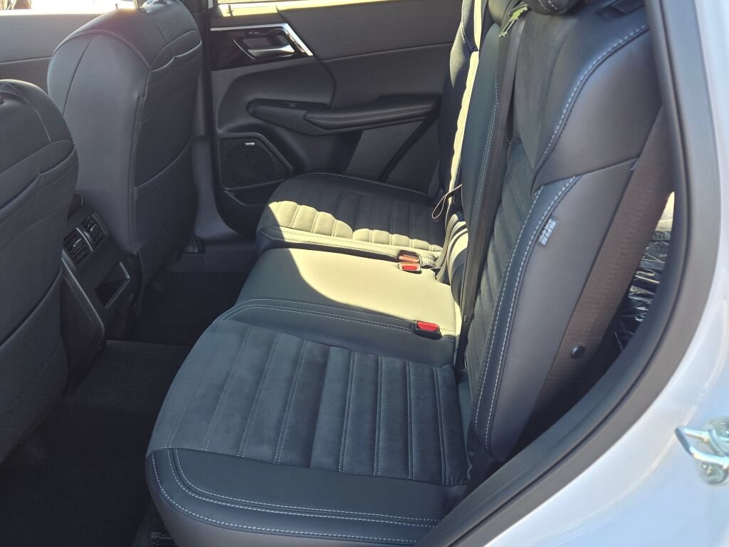 New 2026 Mitsubishi Outlander LE AWD/4WD image 13