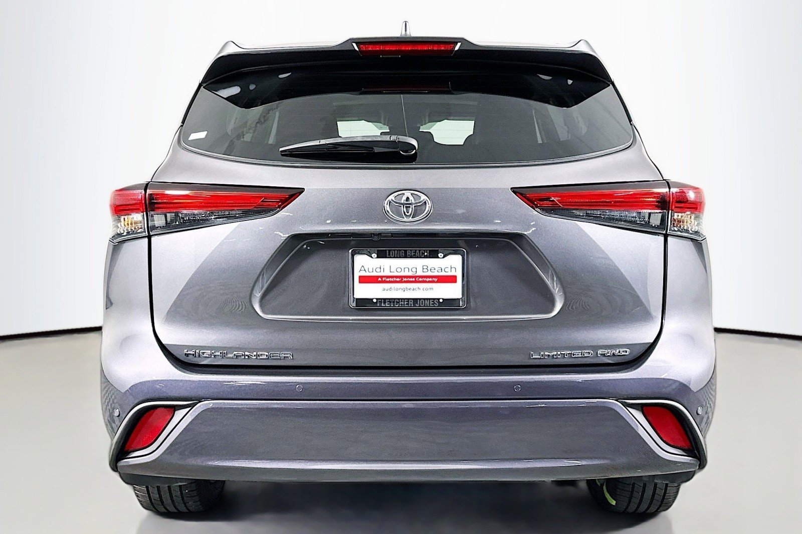 Used 2023 Toyota Highlander Limited image 3