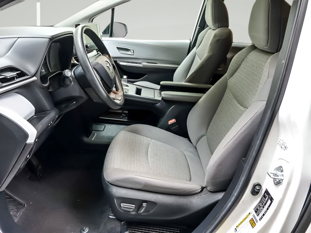 Certified 2025 Toyota Sienna LE FWD image 8