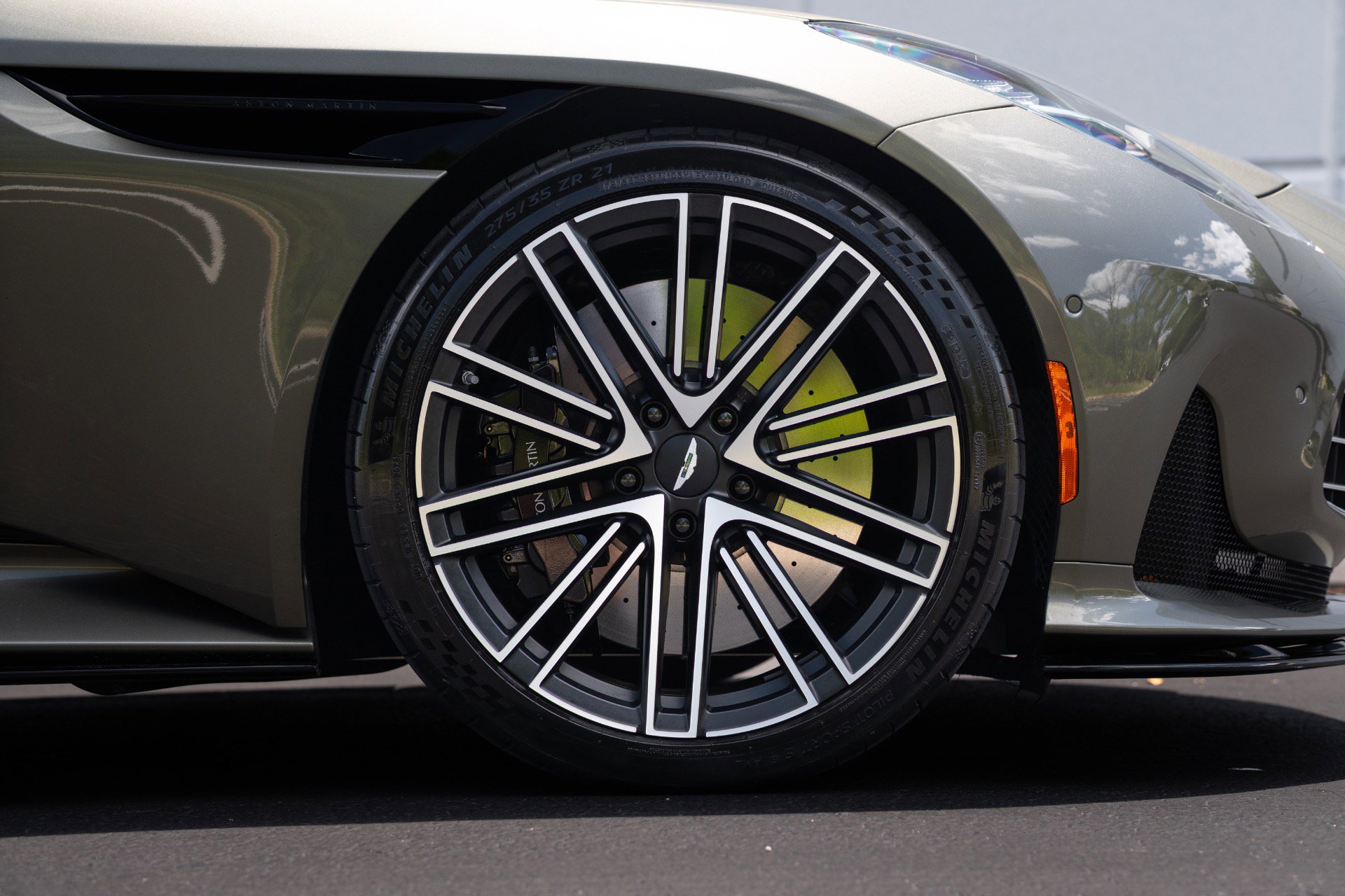 Used 2024 Aston Martin DB12 Convertible RWD image 9