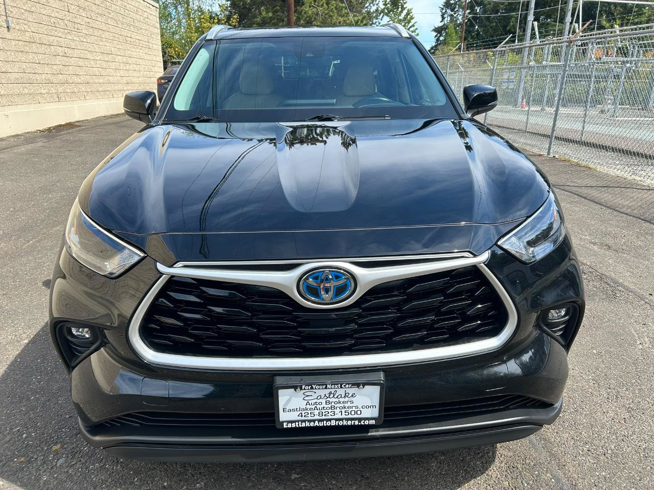 Used 2022 Toyota Highlander XLE AWD/4WD image 2