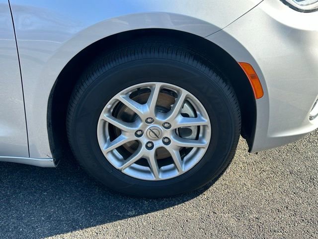 Used 2024 Chrysler Pacifica Touring-L image 13