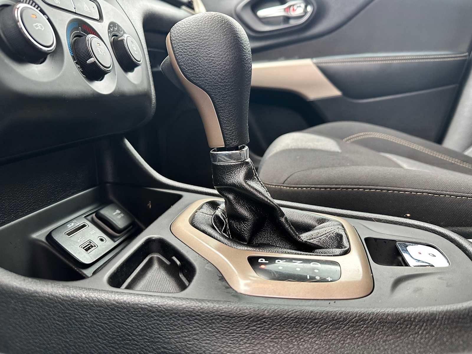 Used 2018 Jeep Cherokee Latitude w/ Altitude Package FWD image 9