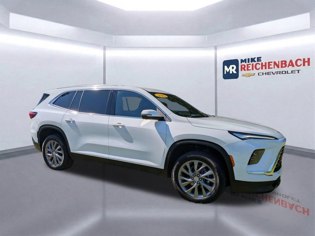 Used 2025 Buick Enclave Preferred FWD image 2