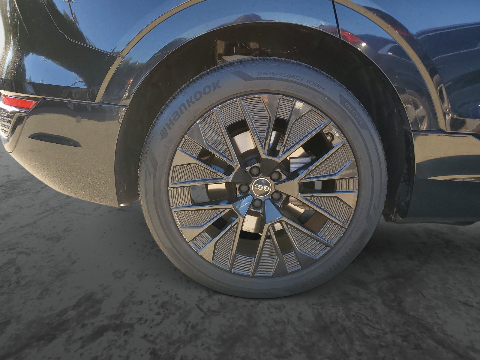Used 2024 Audi Q8 e-tron Premium Plus AWD/4WD image 5