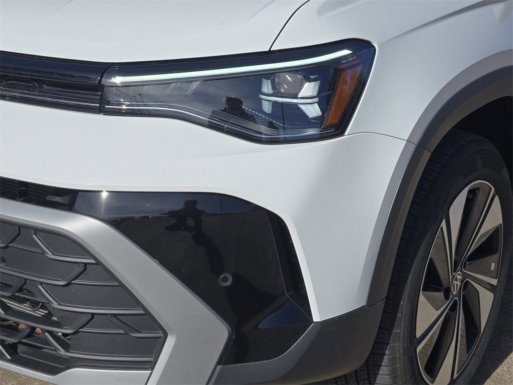 Used 2025 Volkswagen Taos SE image 9