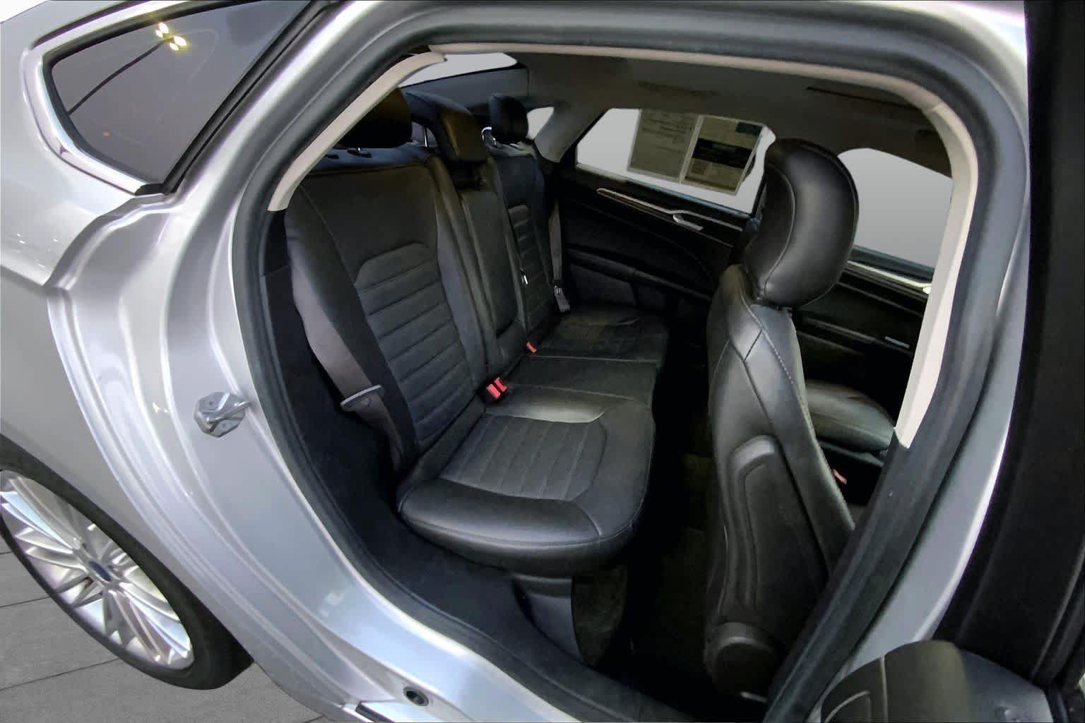Used 2016 Ford Fusion SE w/ Equipment Group 202A FWD image 19