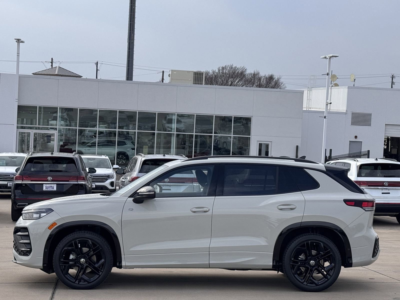 New 2026 Volkswagen Tiguan SE R-Line image 6