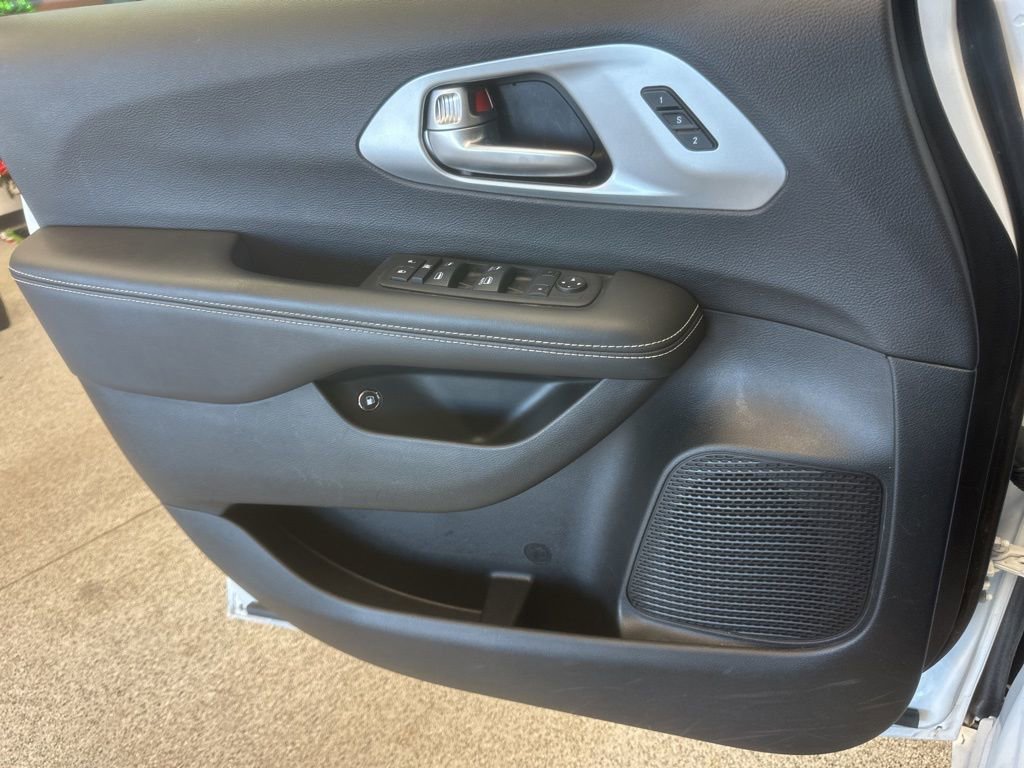 Used 2024 Chrysler Pacifica Select image 9