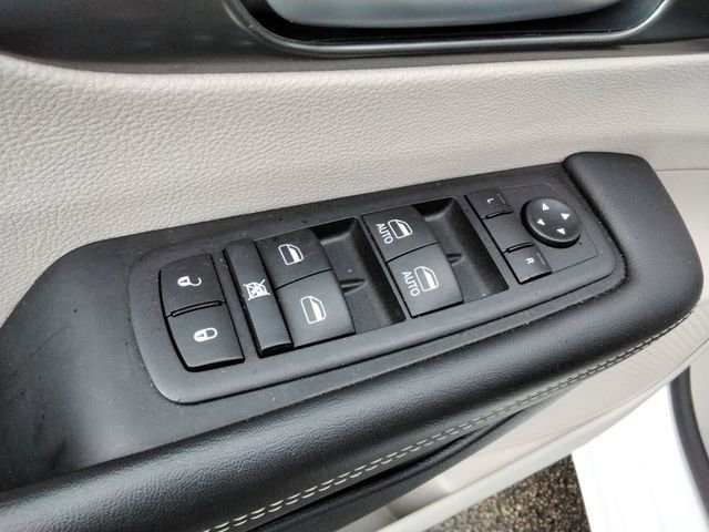 Used 2024 Chrysler Pacifica Touring-L image 32