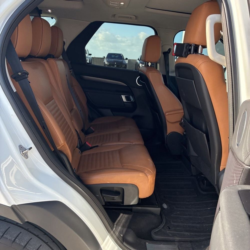 Used 2017 Land Rover Discovery HSE AWD/4WD image 18