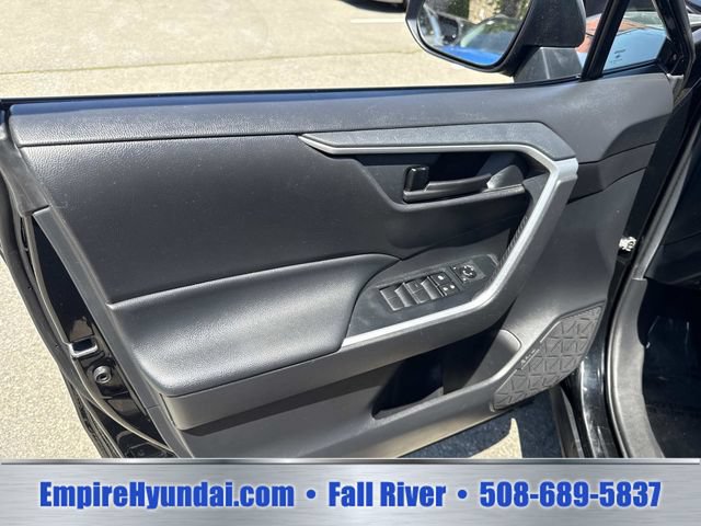 Used 2020 Toyota RAV4 LE AWD/4WD image 18