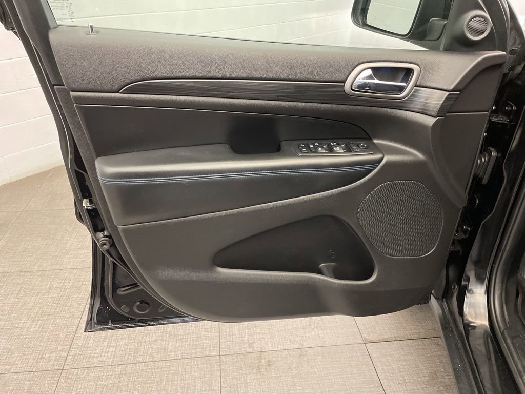 Used 2019 Jeep Grand Cherokee Laredo AWD/4WD image 28