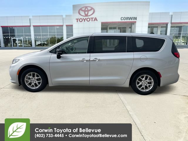 Used 2024 Chrysler Pacifica Touring-L FWD image 2
