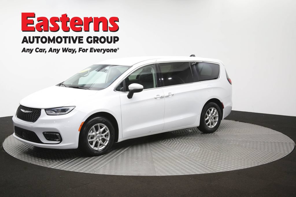 Used 2023 Chrysler Pacifica Touring-L FWD image 57