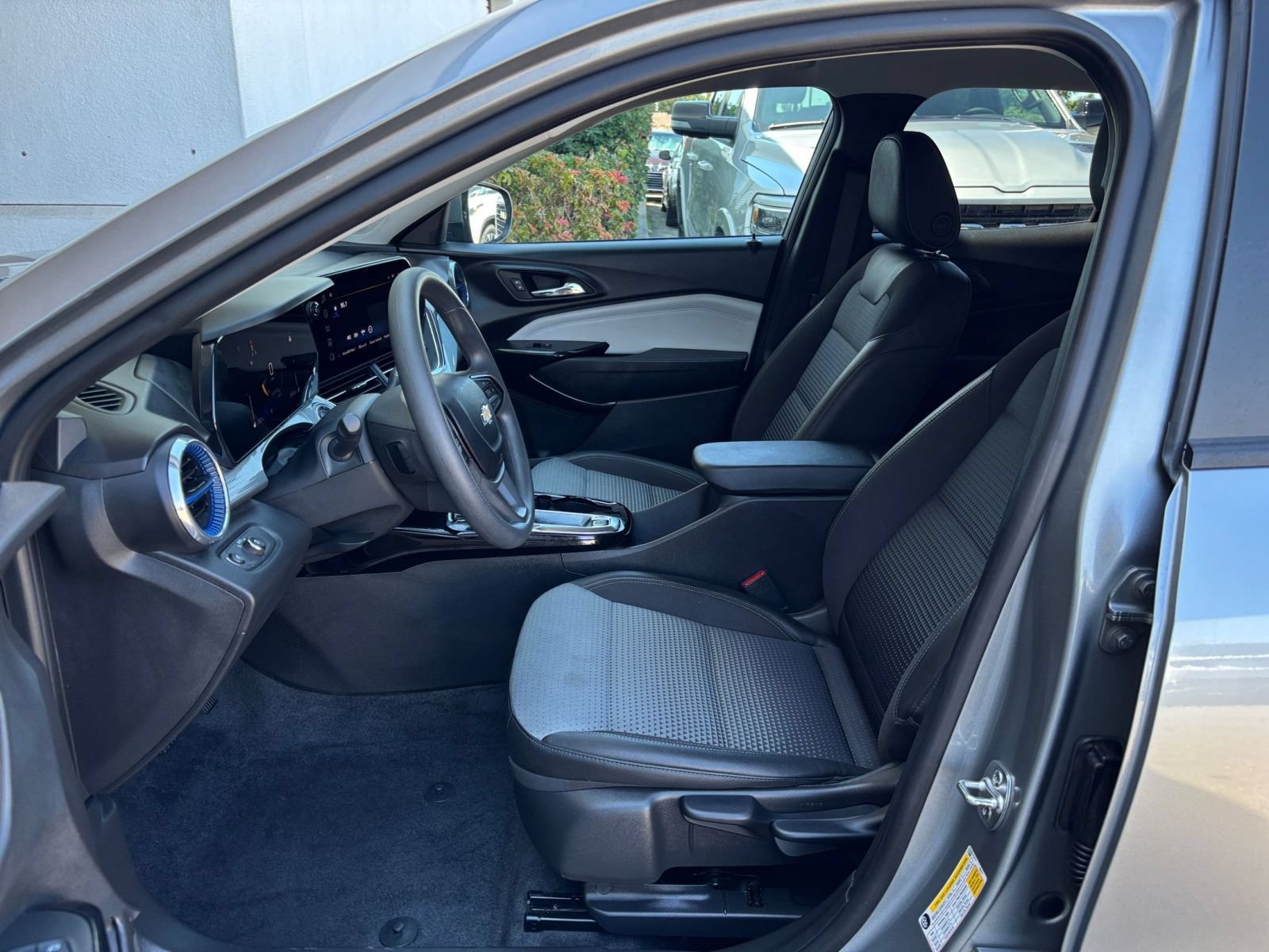 Used 2025 Chevrolet Trax LT FWD image 47