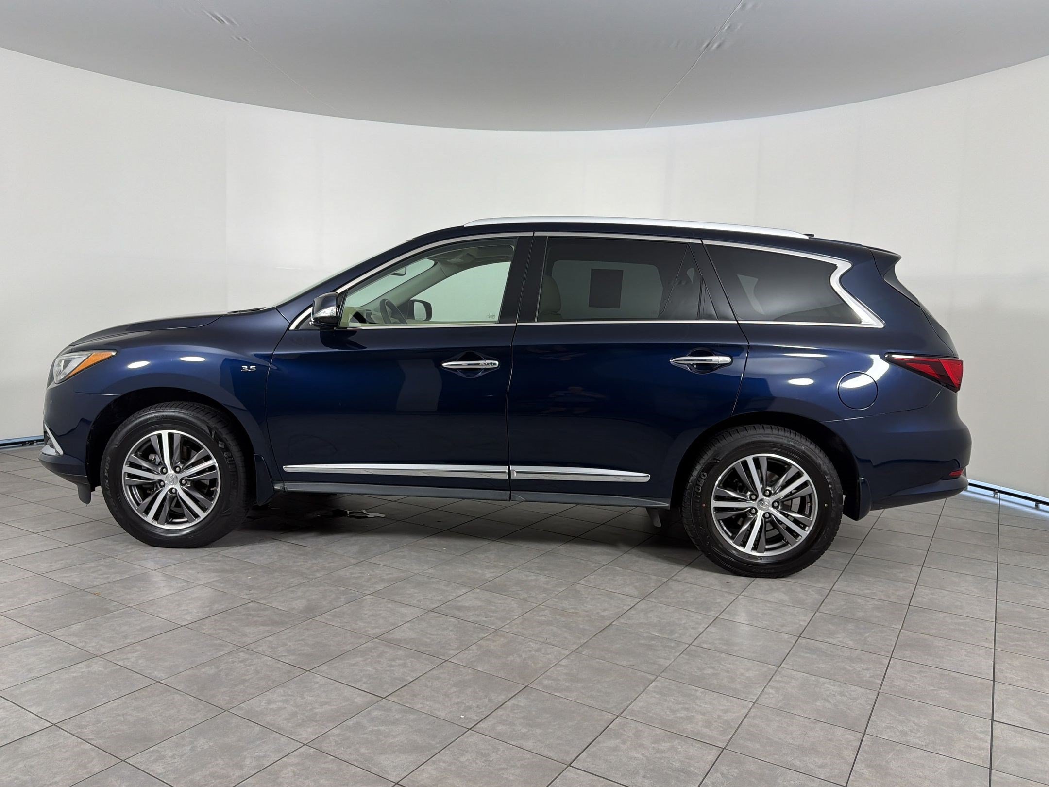 Used 2017 INFINITI QX60 Luxe w/ Premium Plus Package AWD/4WD image 2