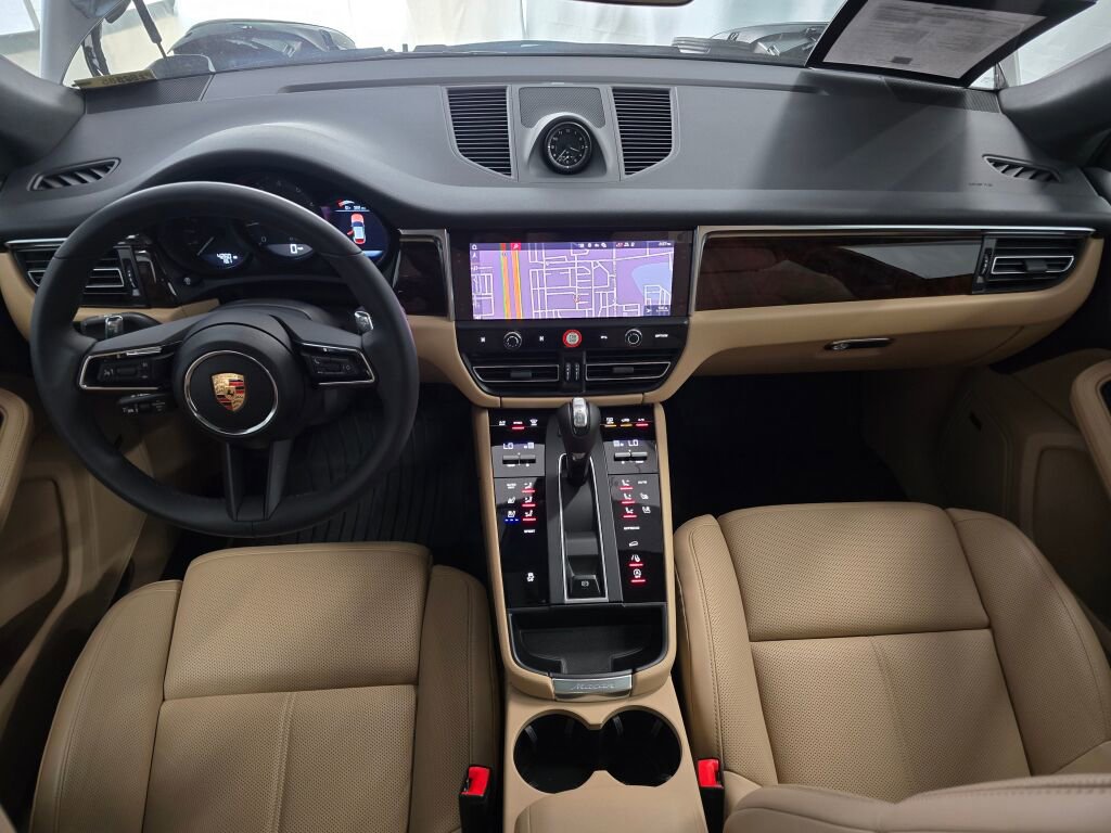 Certified 2025 Porsche Macan image 18