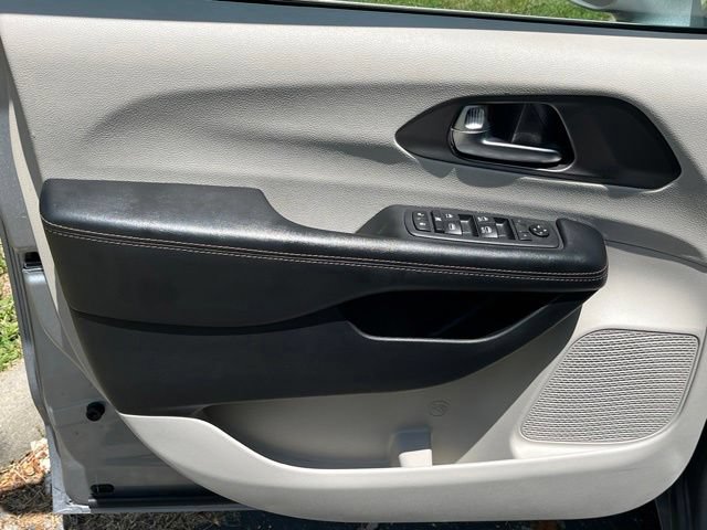 Used 2020 Chrysler Pacifica Touring FWD image 26