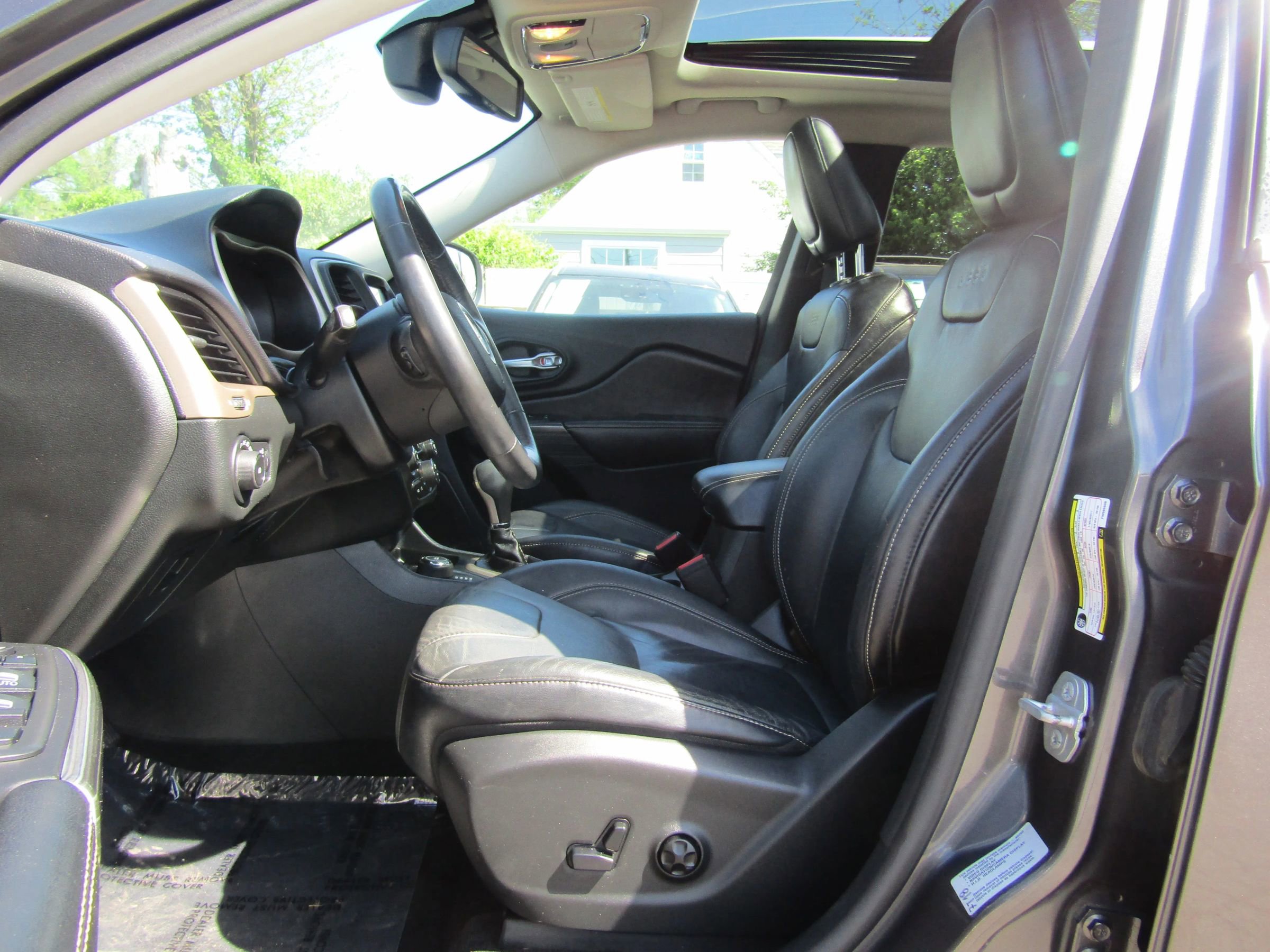 Used 2015 Jeep Cherokee Limited image 11