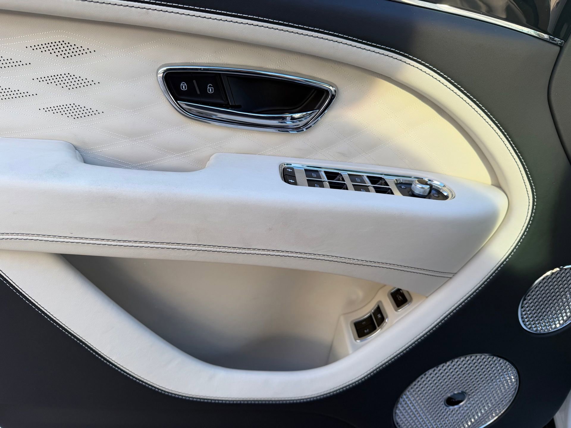 Used 2023 Bentley Bentayga Extended Wheelbase image 37