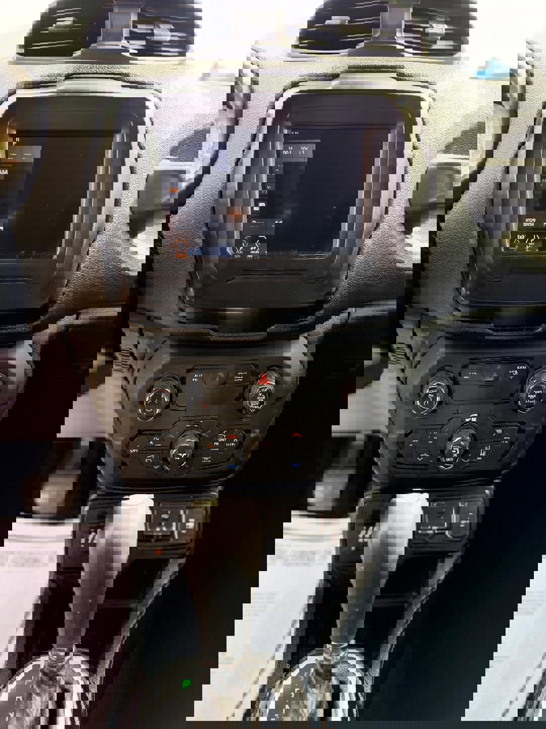 Used 2018 Jeep Renegade Latitude AWD/4WD image 14