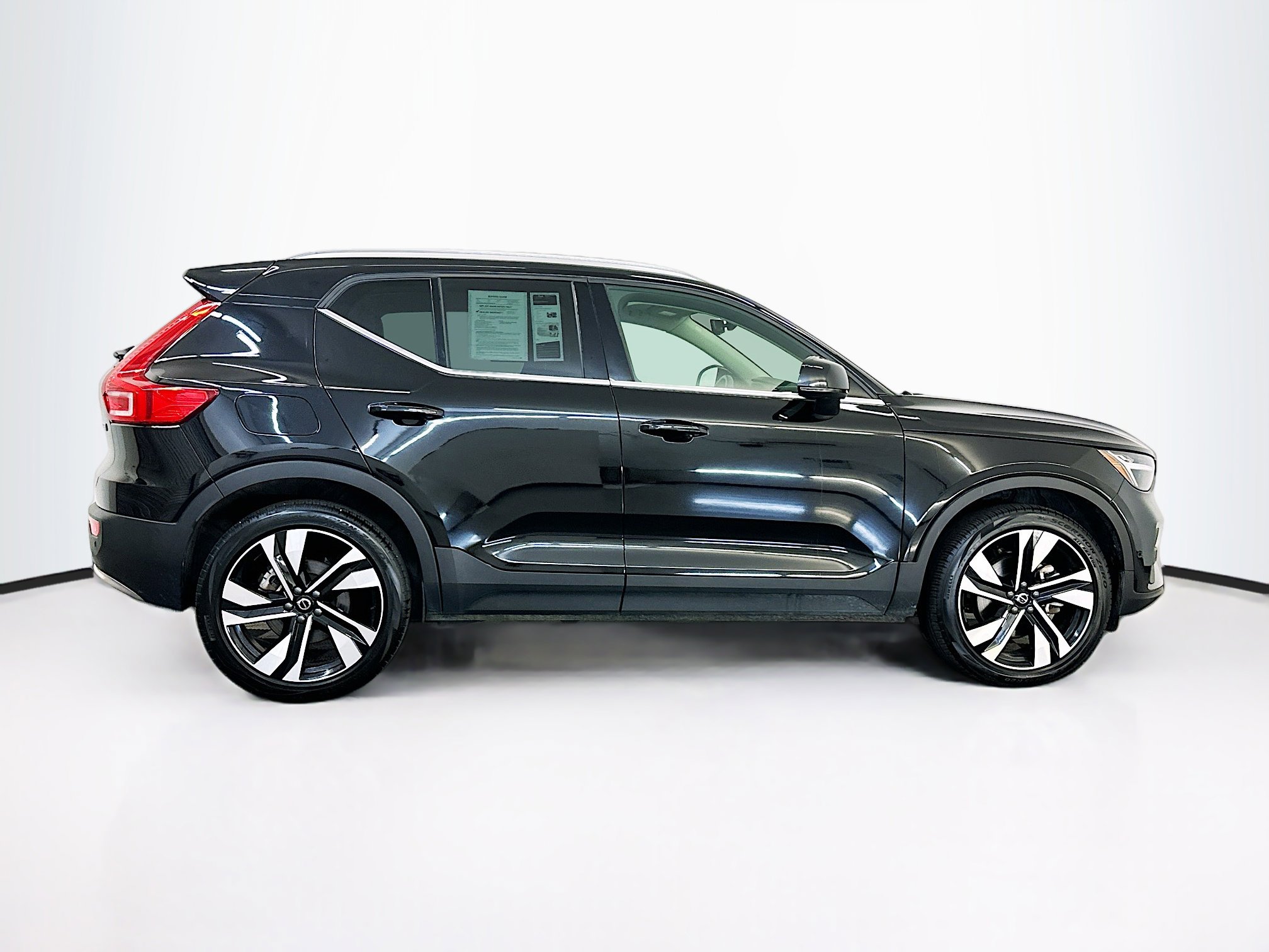 Used 2025 Volvo XC40 B5 Plus image 10