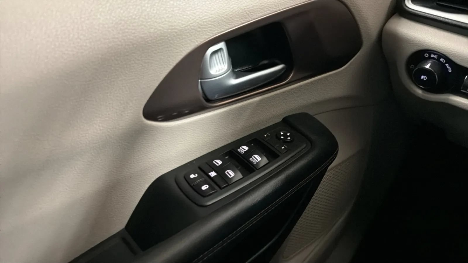 Used 2017 Chrysler Pacifica Touring-L FWD image 15