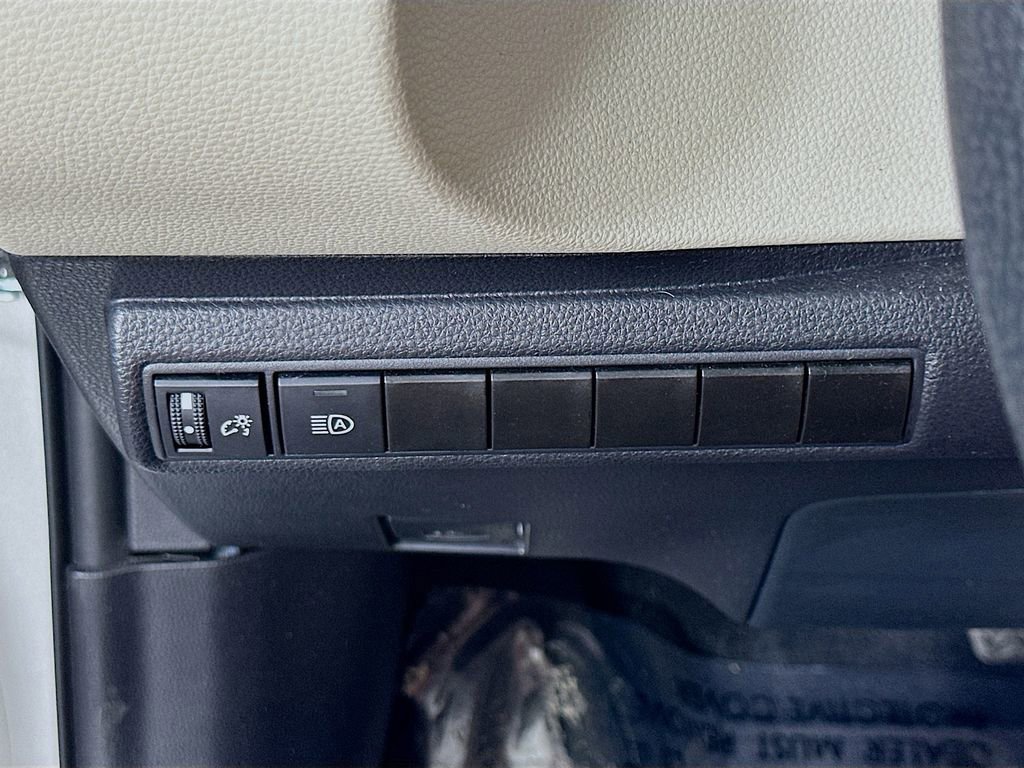 Used 2025 Toyota Corolla LE image 21