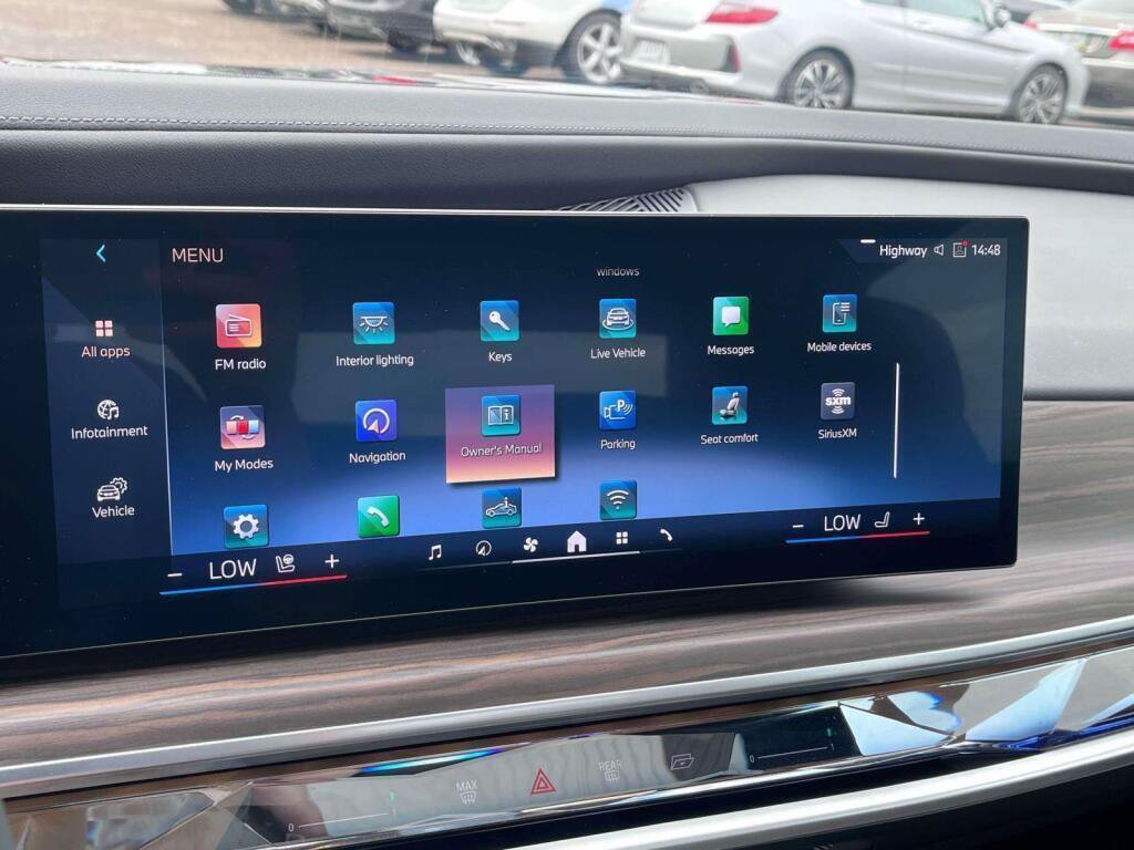 Used 2025 BMW 740i xDrive w/ Premium Package AWD/4WD image 25