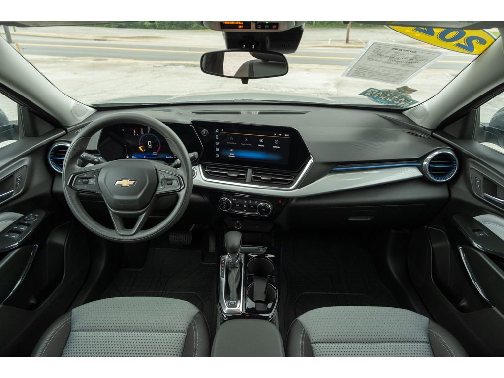 Used 2025 Chevrolet Trax LT FWD image 30