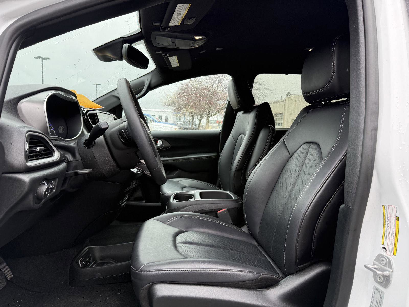 Used 2025 Chrysler Pacifica Select FWD image 9