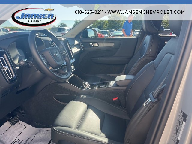 Used 2025 Volvo XC40 B5 Plus image 11