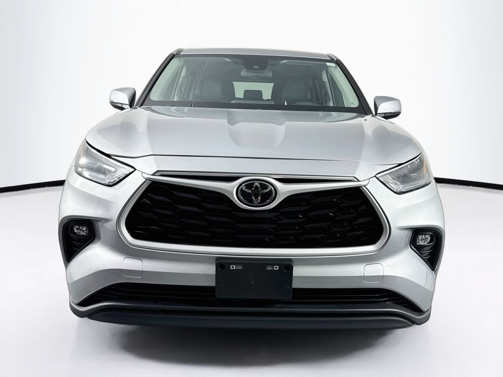 Used 2024 Toyota Highlander LE AWD/4WD image 2