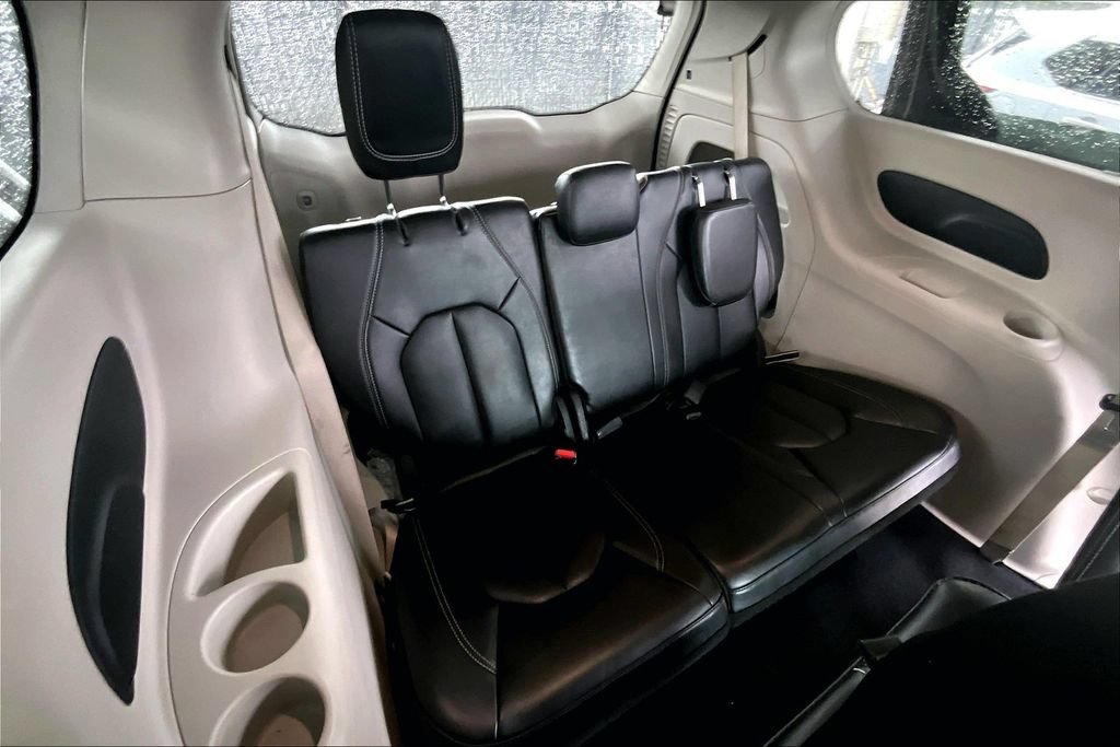 Used 2023 Chrysler Pacifica Touring-L FWD image 23
