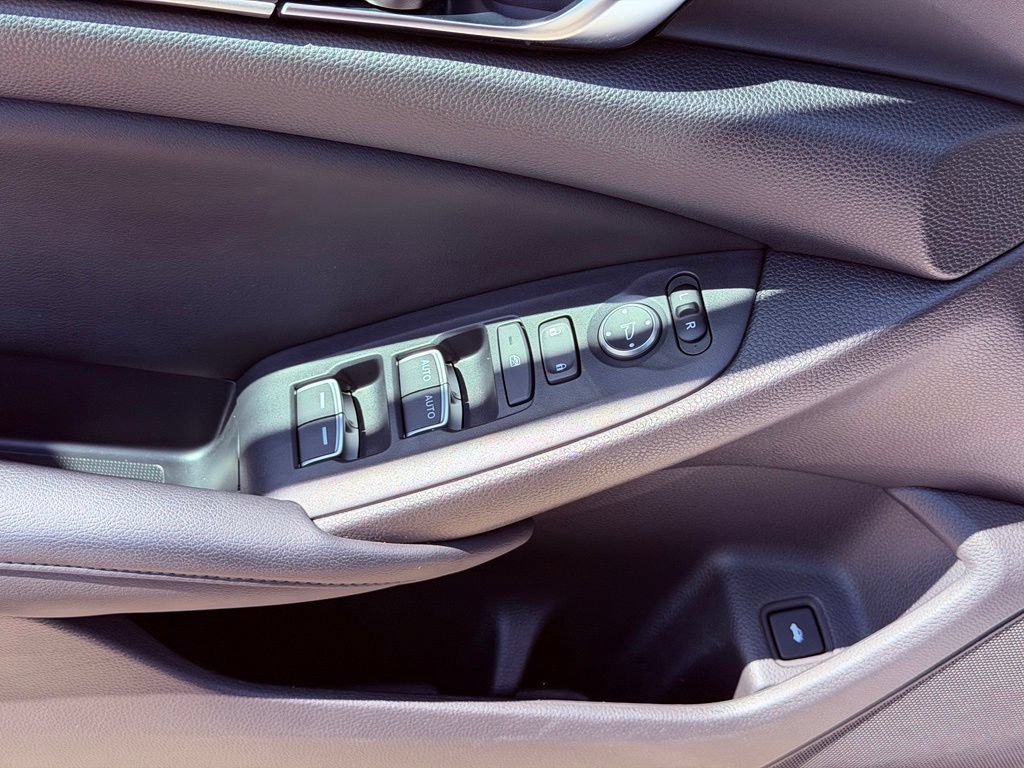 Used 2018 Honda Accord EX image 17
